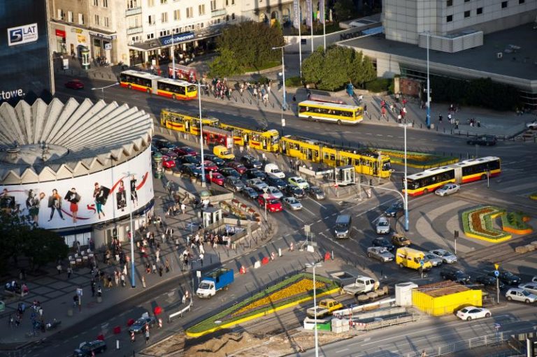 Wakacyjne autobusy i tramwaje