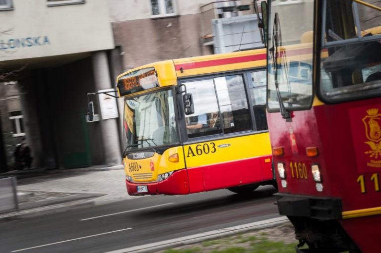 Ulica 11 Listopada częściowo otwarta i zamknięta – zmiany tras autobusów