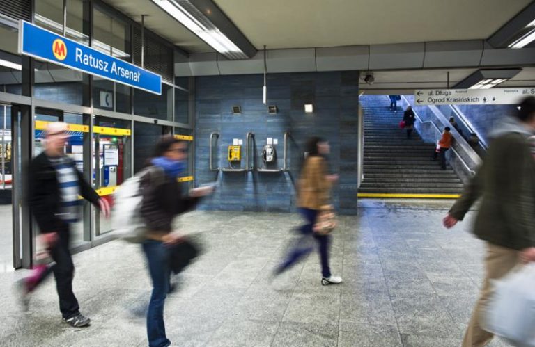 Metro Ratusz Arsenał – jak w weekend dostać się na stację?