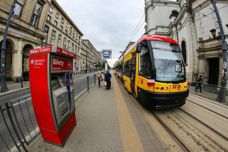 Gdzie można kupić bilet przed podróżą tramwajem?