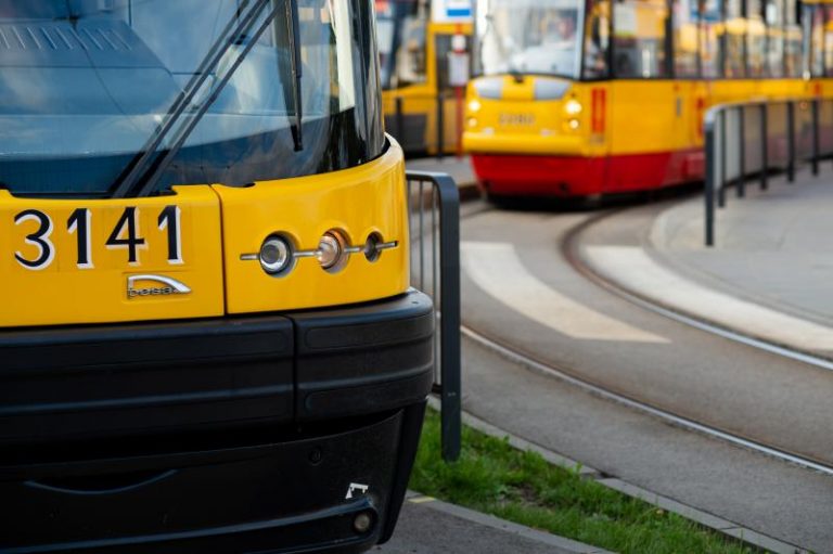 Tramwajarze pracują na ulicy Marynarskiej