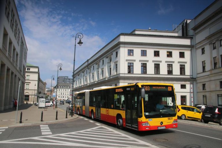 Weekend pełen uroczystości. Komunikacja na objazdach