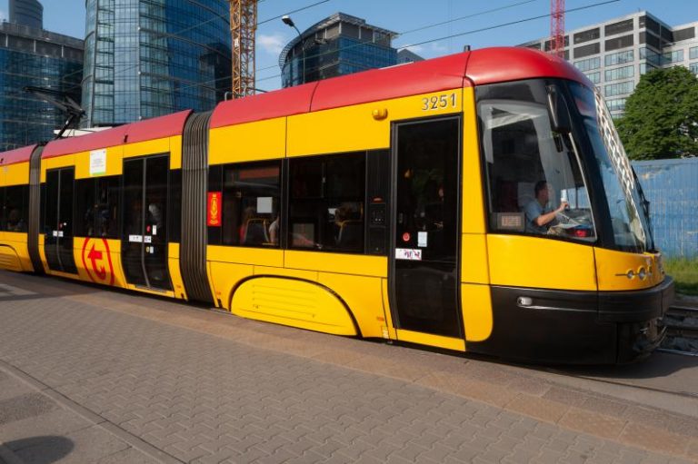 Autobusy i tramwaje ominą skrzyżowanie ulicy W. Broniewskiego z Armii Krajowej i W. Reymonta