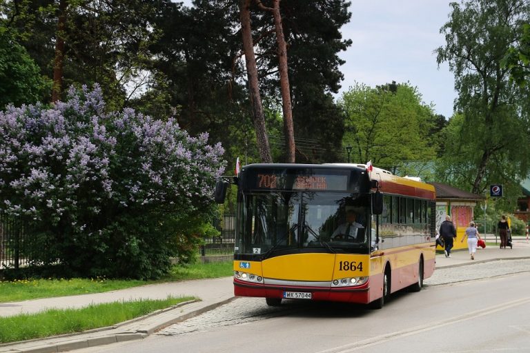 Autobusy dojeżdżają do stacji w Otwocku