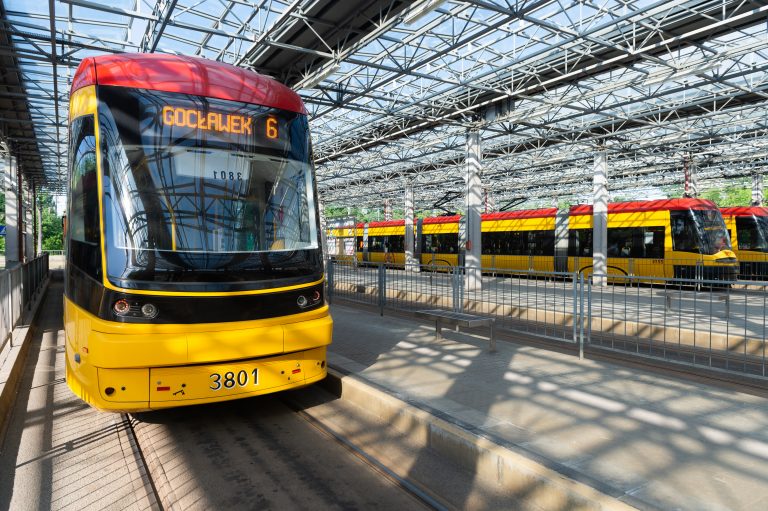 Wróciły tramwaje na wyremontowane tory na Grochowskiej