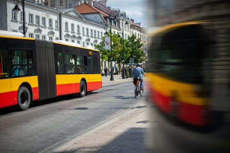 Biegacze na moście, zgromadzenia w Śródmieściu