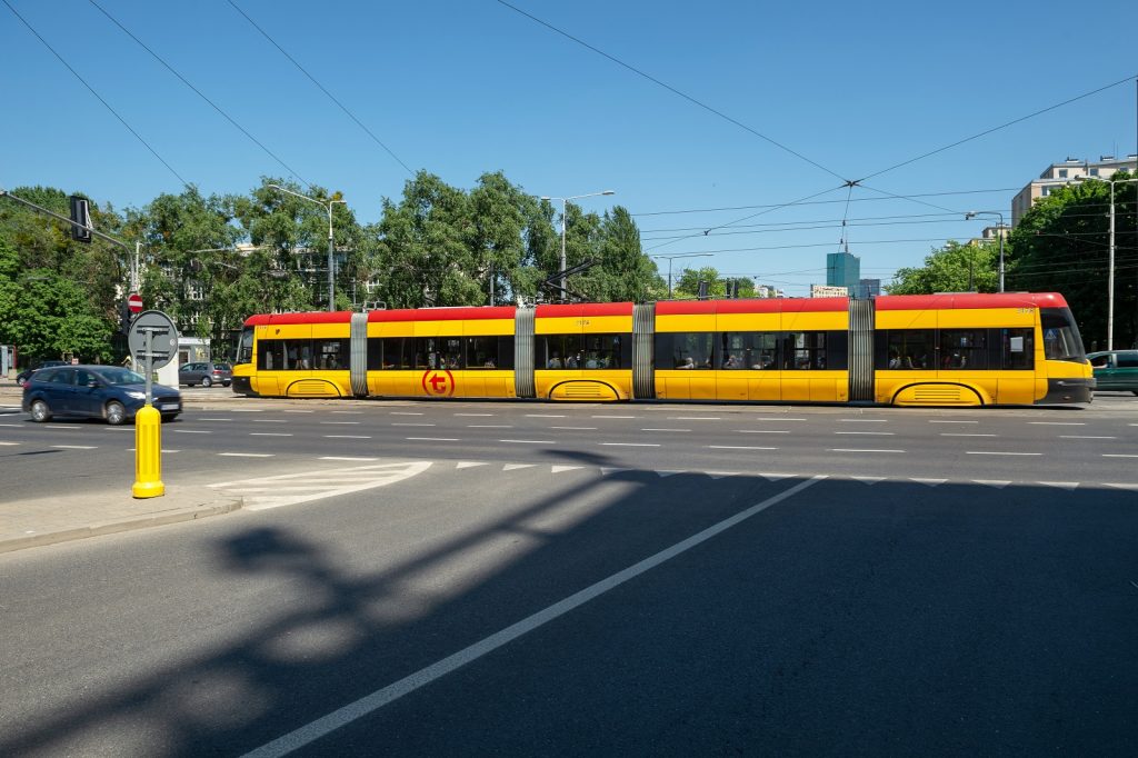zdjęcie tramwaju z logo WTP
