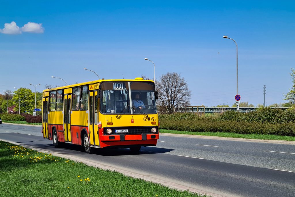 Autobus Ikarus 260 nr 6905 na linii 100