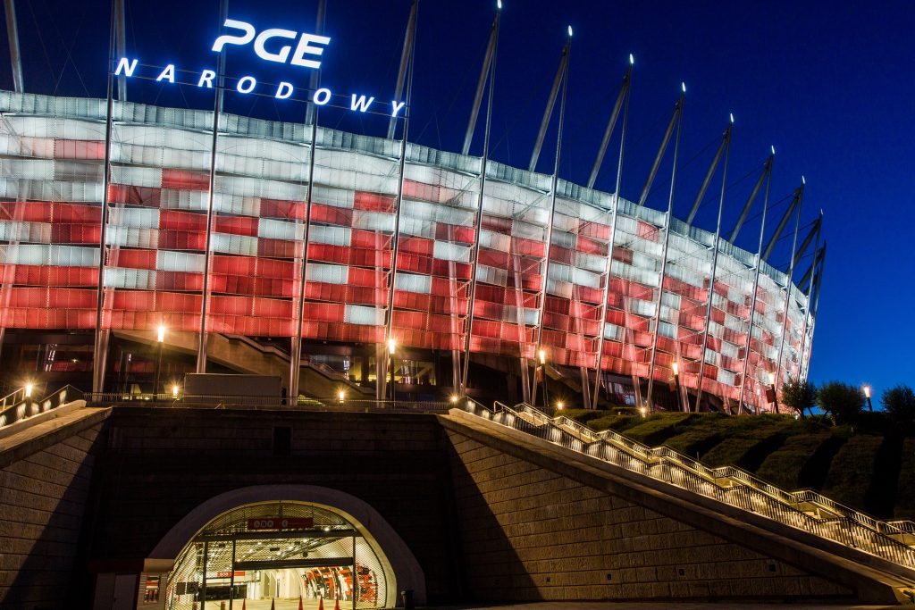 Elewacja stadionu PGE Narodowego wieczorem