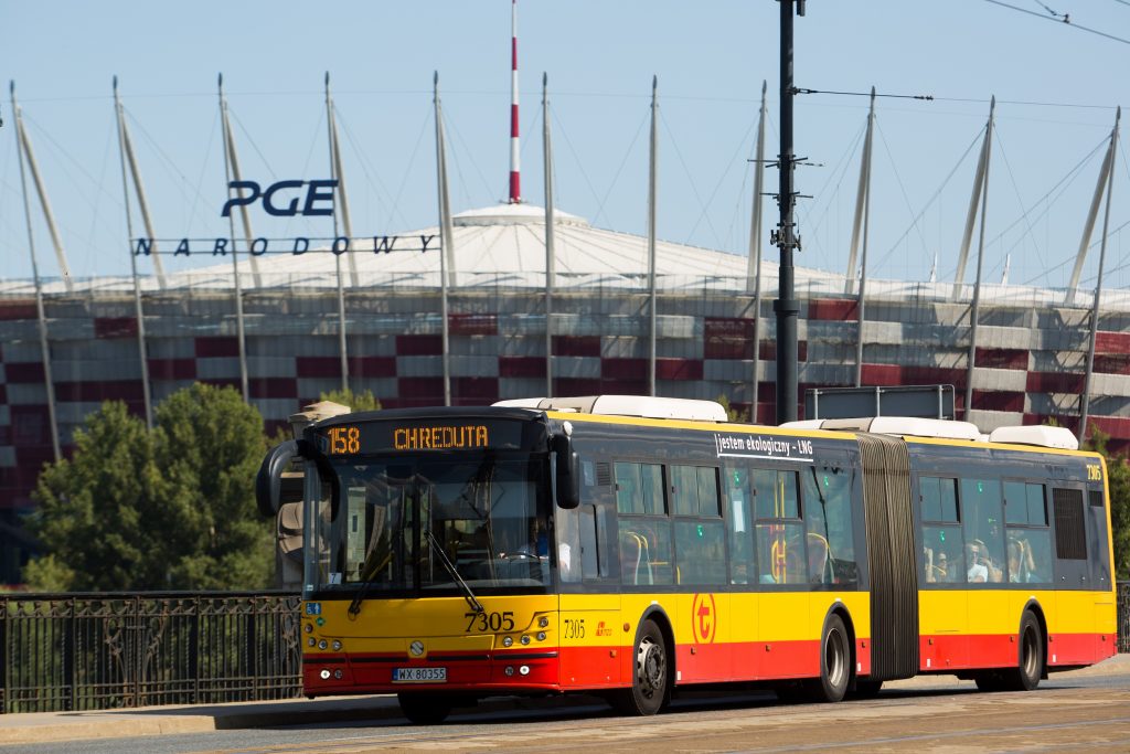 Autobus linii 158 na tle autobusu PGE Narodowego