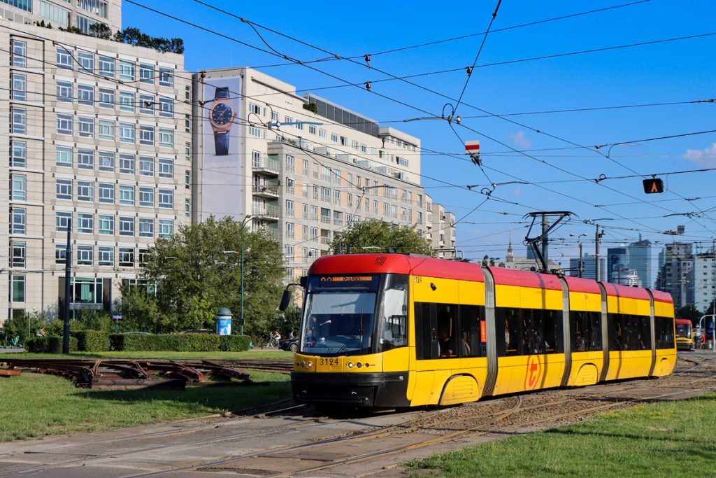 tramwaj linii 33 przejeżdżający przez rondo "Radosława"