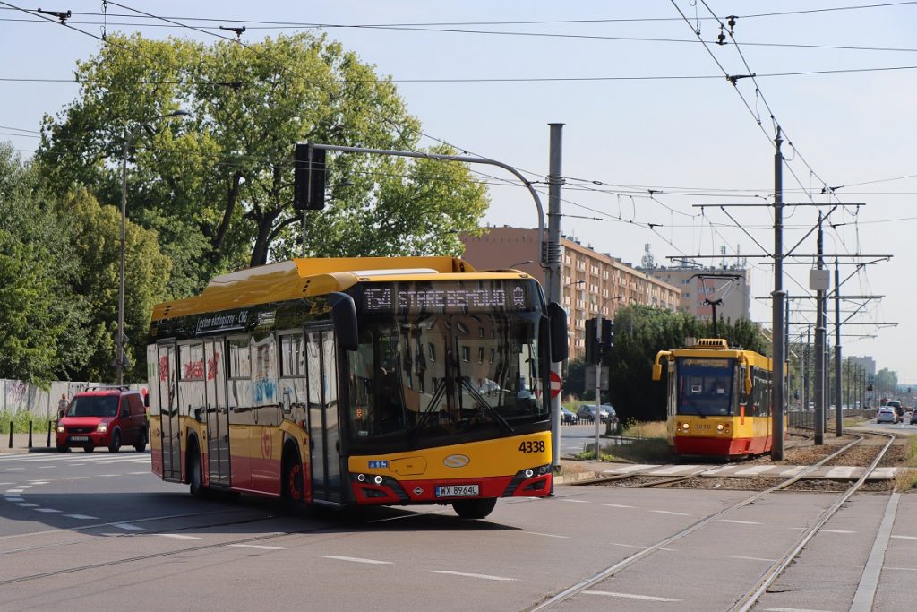 autobus linii 154 i tramwaj linii 7 na ulicy Grójeckiej