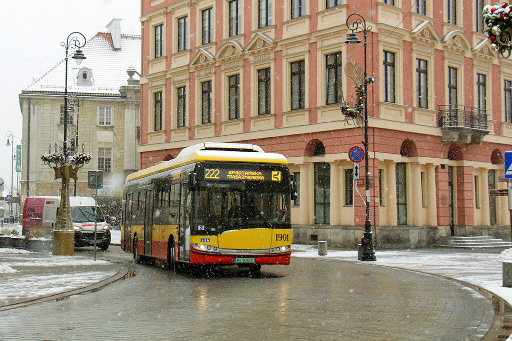 zdjęcie autobusu elektrycznego linii 222 na Krakowskim Przedmieściu