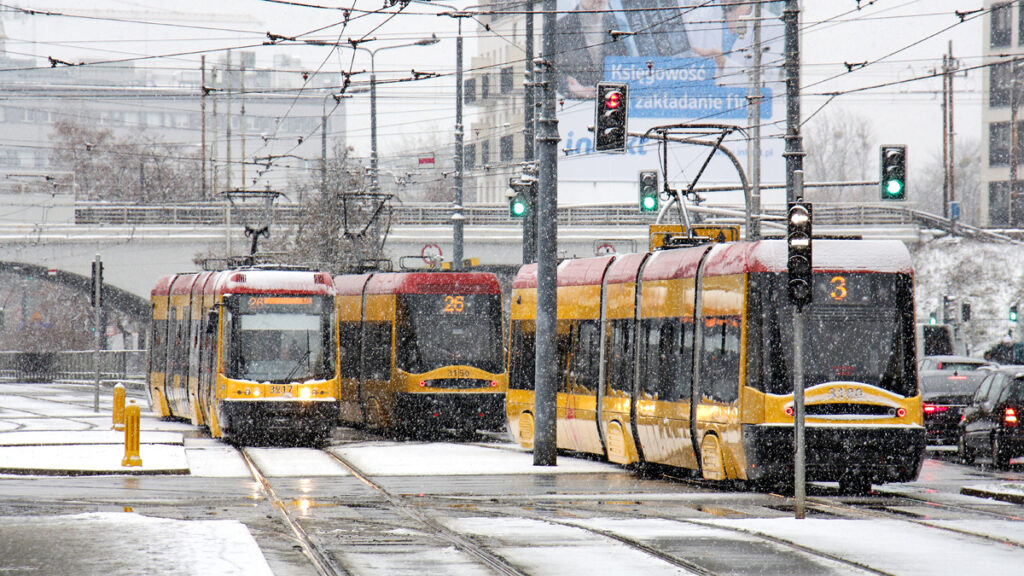 zdjęcie tramwajów w zimowej aurze