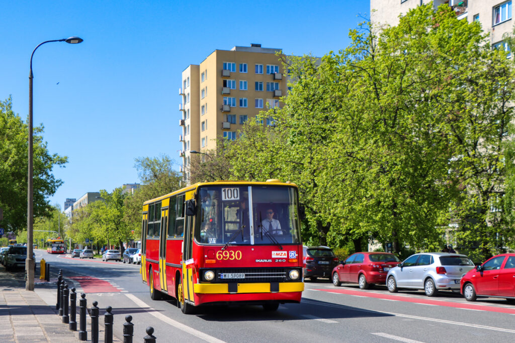 Autobus Ikarus 260 nr 6930 na linii 100