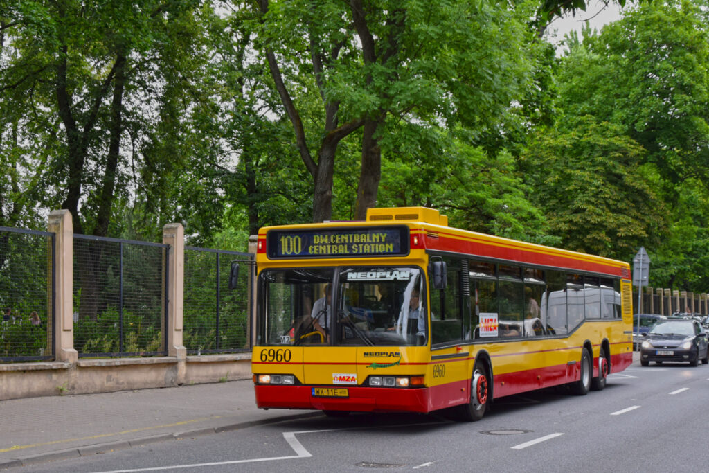 Niskopodłogowy autobus Neoplan N4020Td nr 6960 na linii 100