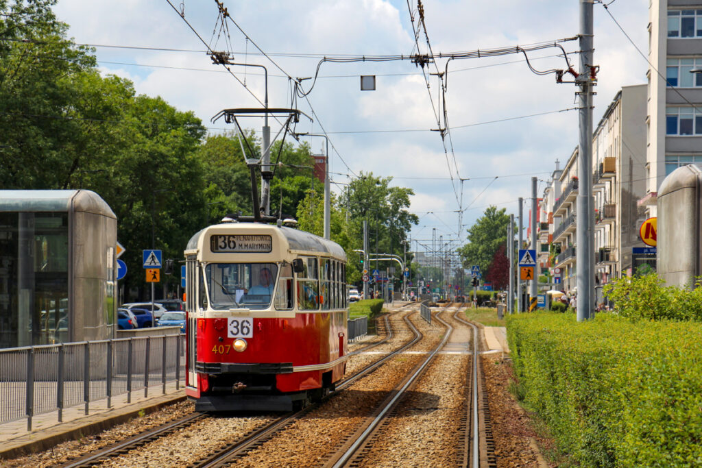 Tramwaj typu 13N nr 407 na linii 36