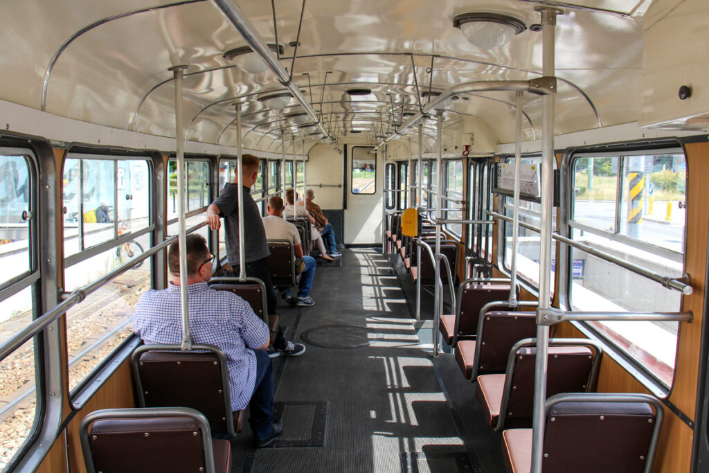 Wnętrze tramwaju typu 13N nr 407 na linii 36