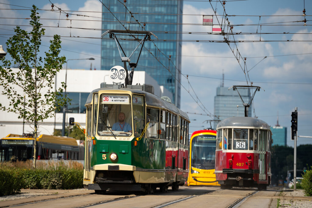 Pochodzący z Poznania tramwaj typu 102N podczas mijania z wagonem 13N nr 407 na linii 36