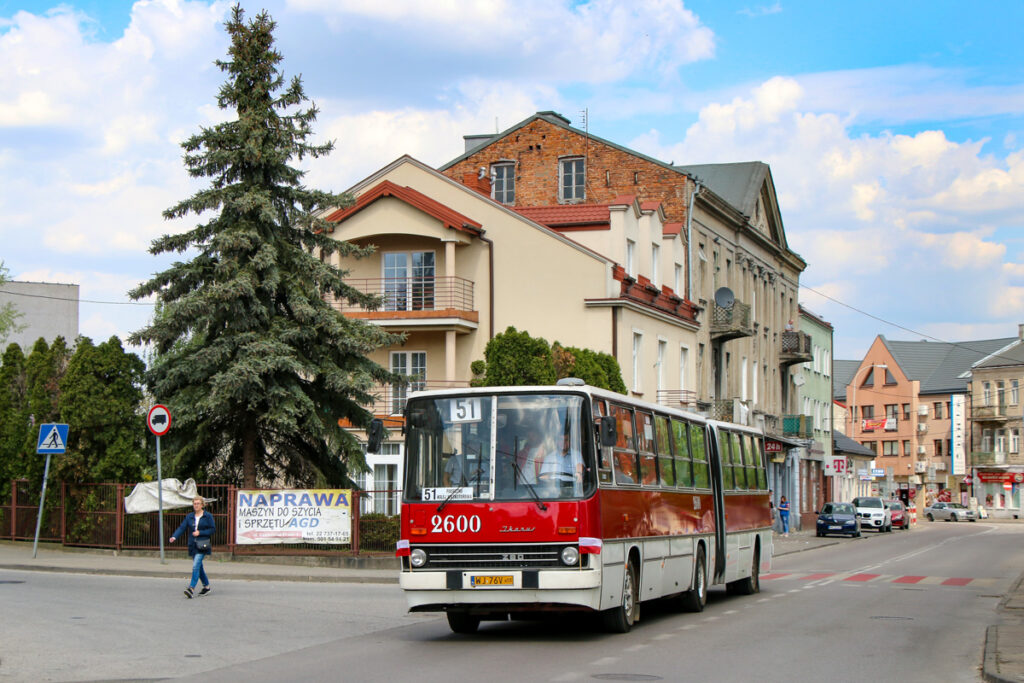 Autobus Ikarus 280 w barwach PKS z kolekcji Klubu Miłośników Komunikacji Miejskiej na linii 51