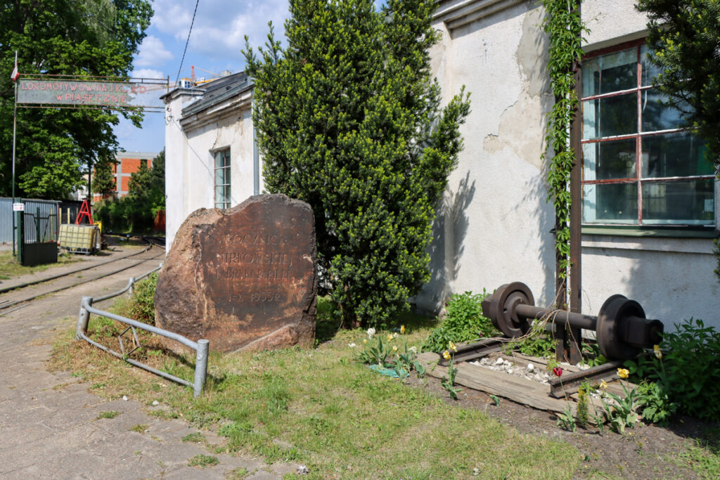 Railway memorial monuments at the Piaseczno Miasto Wąskotorowe station