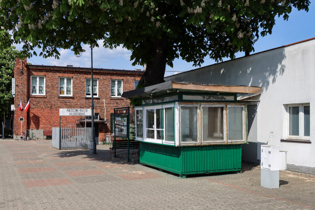An old Ruch kiosk as part of the exhibition on the platform of the Piaseczno Miasto Wąskotorowe station