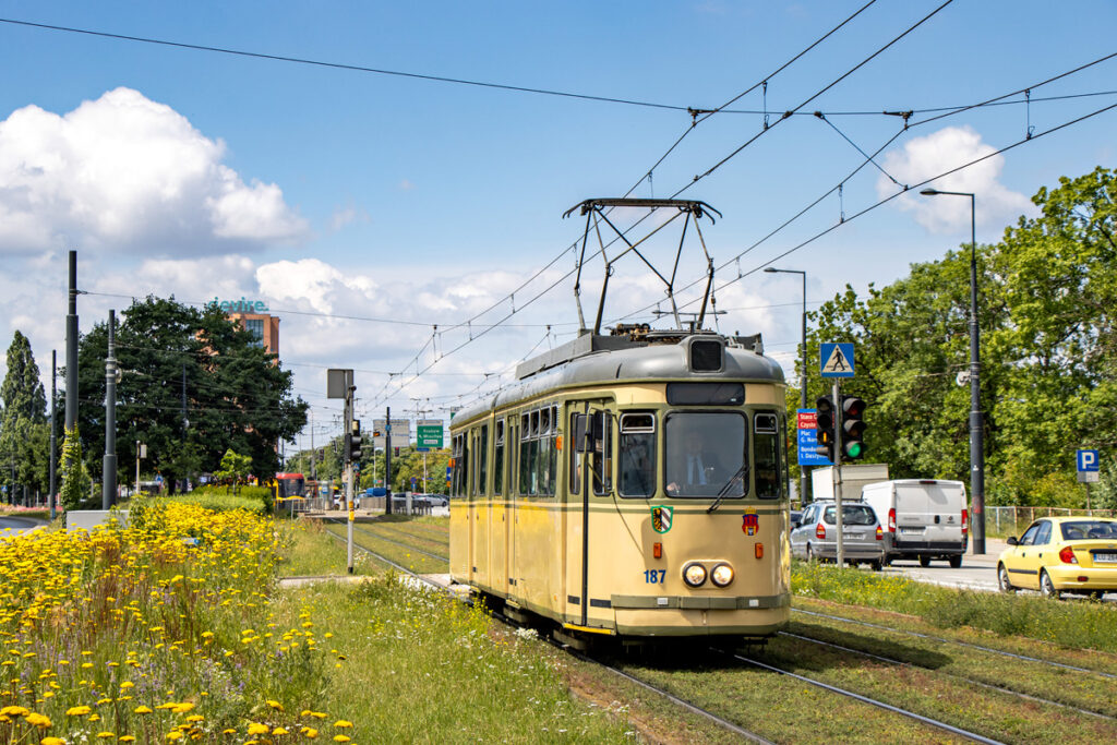 Krakowski tramwaj typu GT6 nr 187