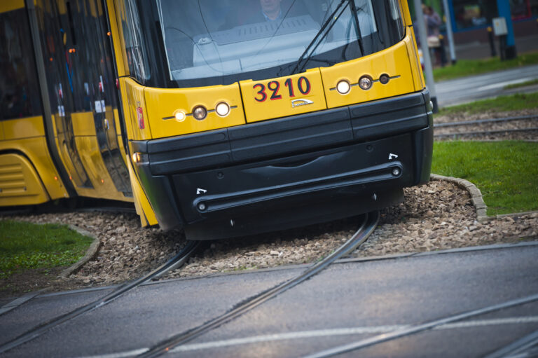 Wieczór bez tramwajów na ulicy Grójeckiej i w Alei Krakowskiej