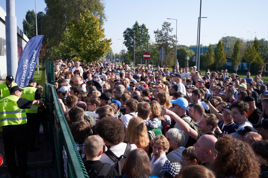 Tłum ludzi przed bramą zajezdni