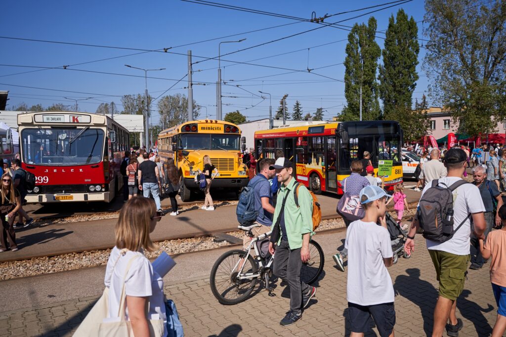 Zabytkowe autobusy i tłum ludzi