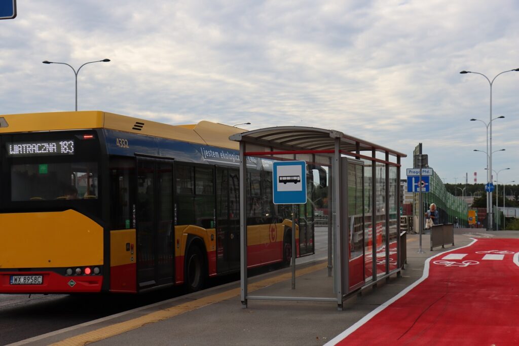 Autobus w zatoce przystankowej na wiadukcie