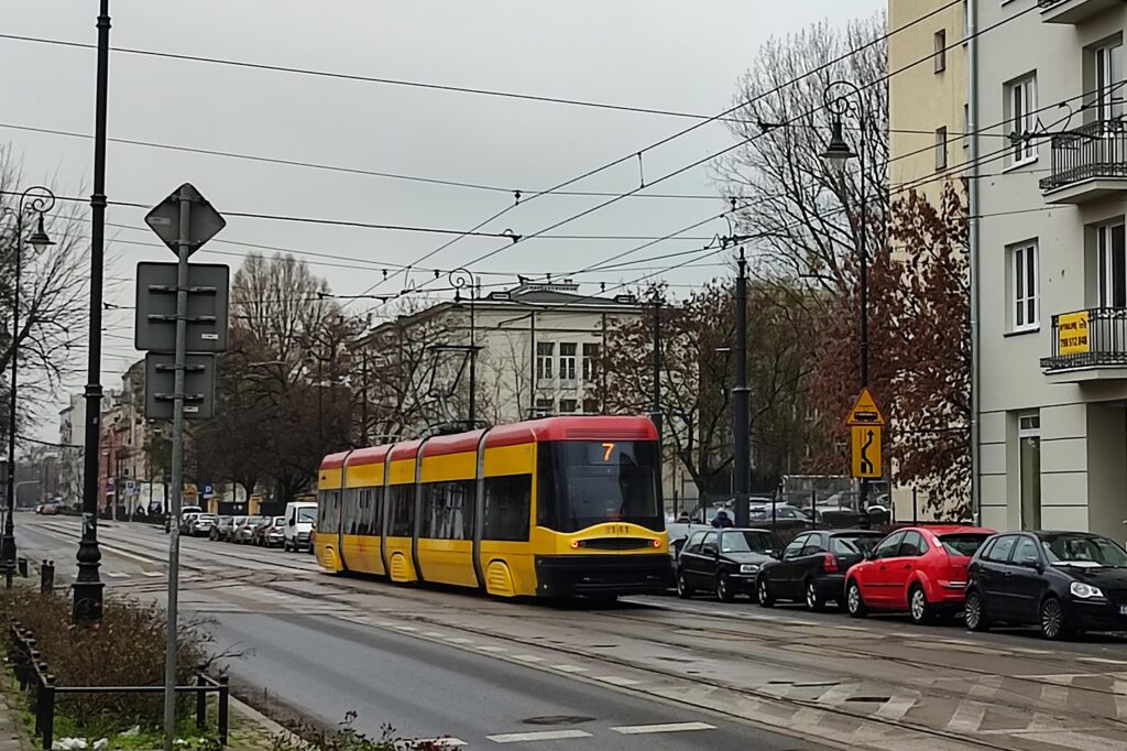 Tramwaj linii 7 na ulicy Kawęczyńskiej