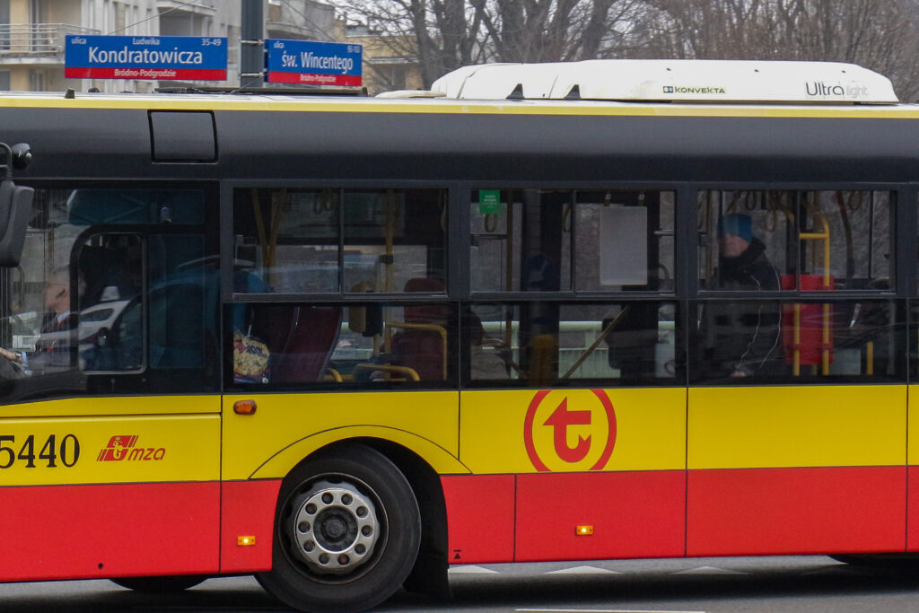 Autobus na skrzyżowaniu ulic Kondratowicza i św. Wincentego