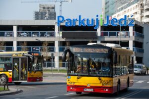 Autobus linii 108, w tle parking Parkuj i Jedź